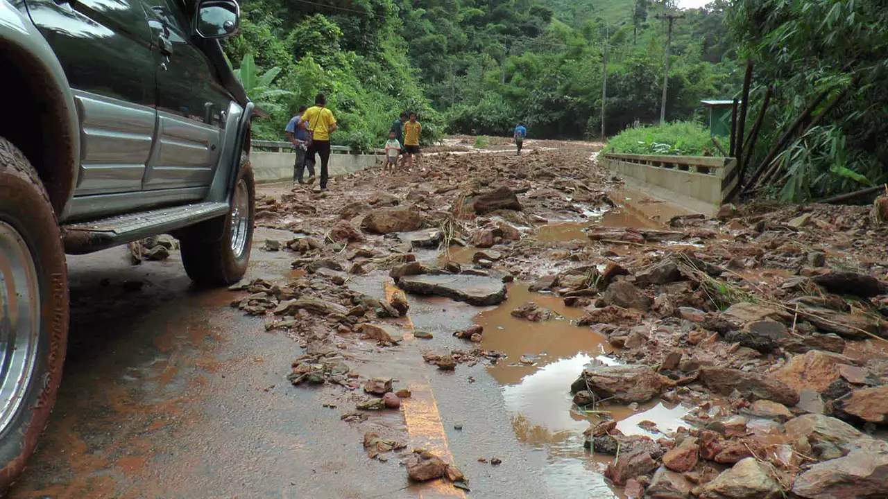 แพร่-ลำปาง ฝนหนัก น้ำป่าหลาก ดินโคลนถล่มปิดถนน จนท.เร่งเคลียร์