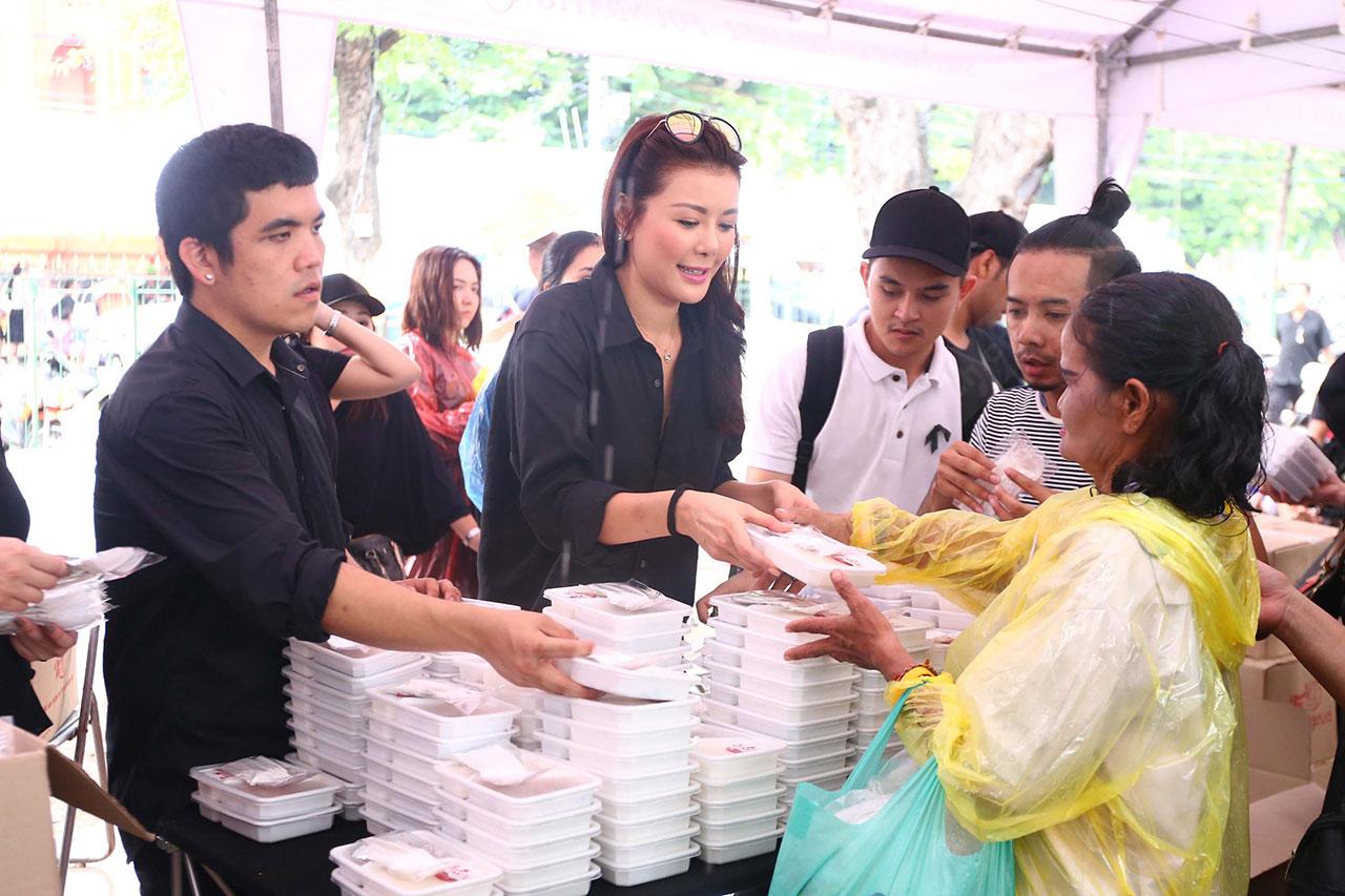 เก๋ ชลลดา เป็นจิตอาสาช่วยแจกข้าว