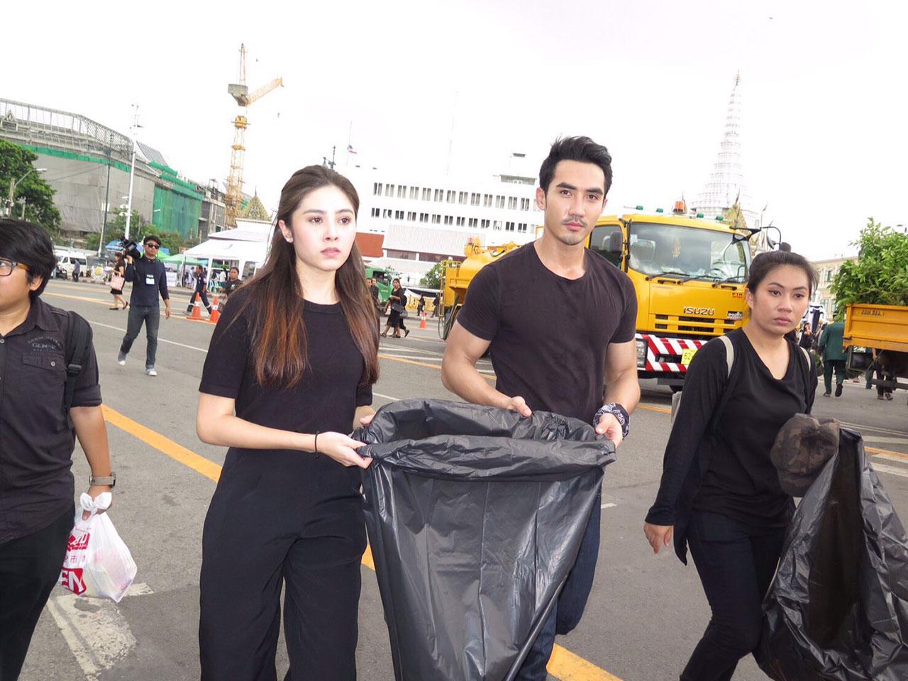 บิ๊กเอ็มร่วมเก็บขยะท้องสนามหลวง