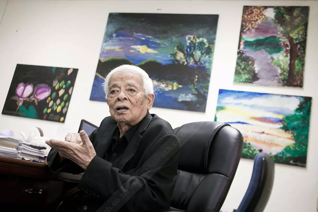 อ.ระพี น้ำตาไหล ในหลวงตรัสว่า "ติดตามผลงานตลอด อย่าท้อ..." (ชมคลิป)