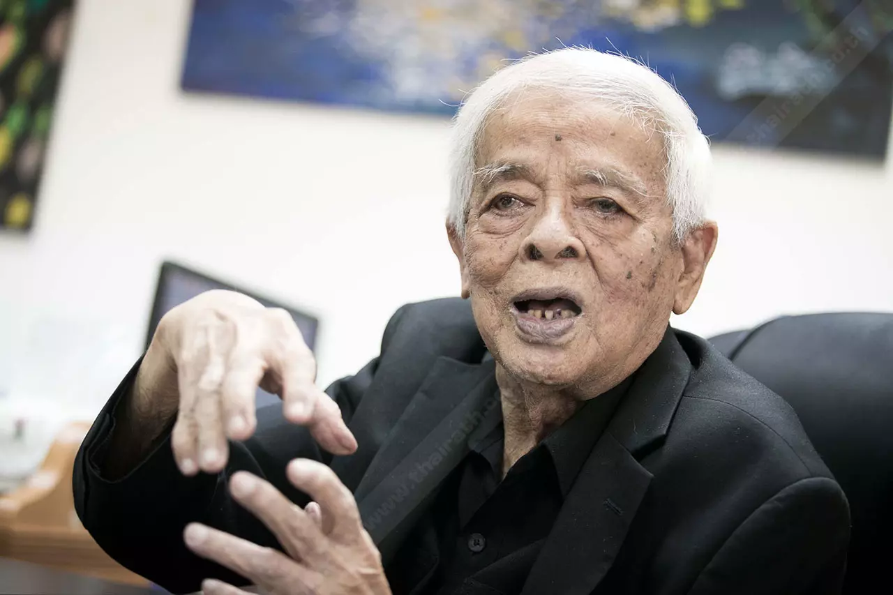 อ.ระพี น้ำตาไหล ในหลวงตรัสว่า "ติดตามผลงานตลอด อย่าท้อ..." (ชมคลิป)