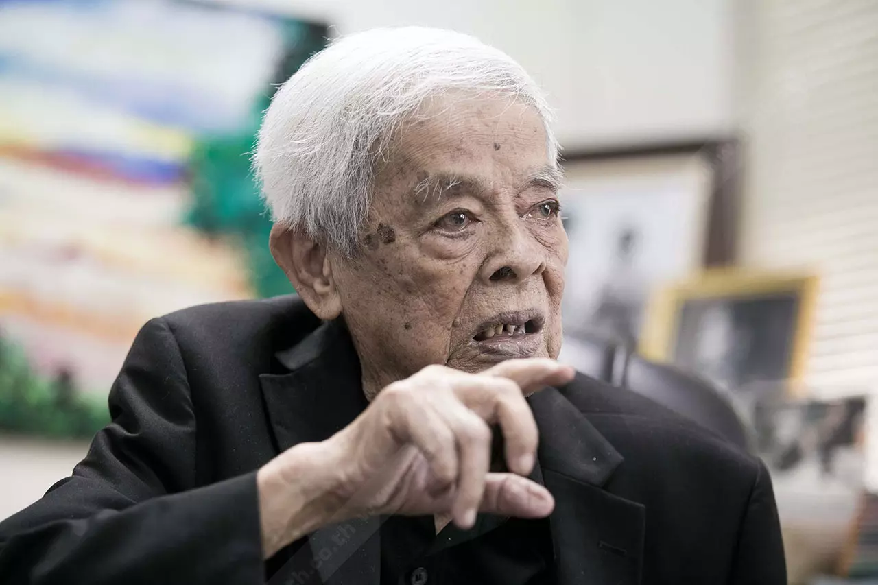 อ.ระพี น้ำตาไหล ในหลวงตรัสว่า "ติดตามผลงานตลอด อย่าท้อ..." (ชมคลิป)
