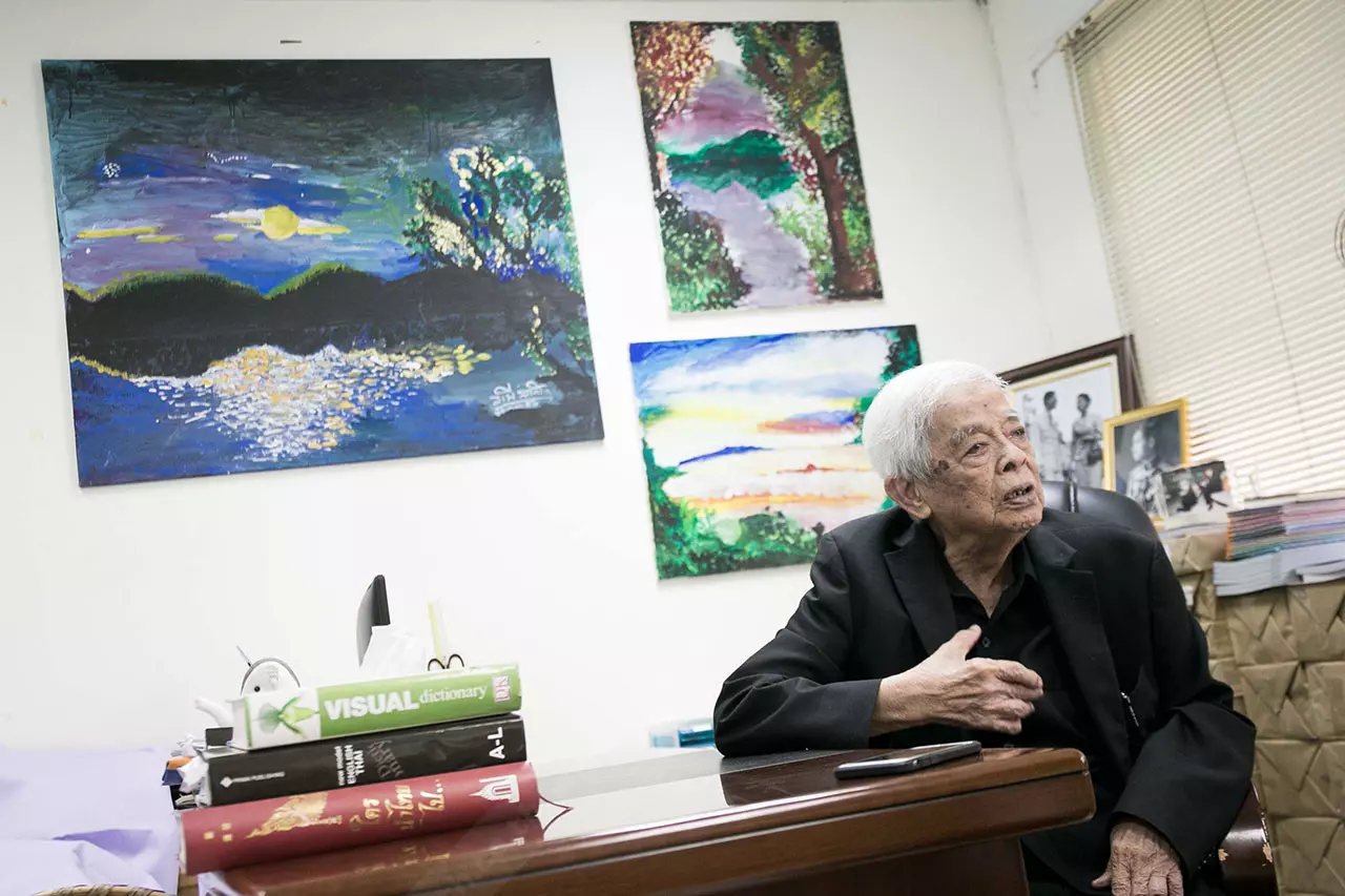 อ.ระพี น้ำตาไหล ในหลวงตรัสว่า "ติดตามผลงานตลอด อย่าท้อ..." (ชมคลิป)