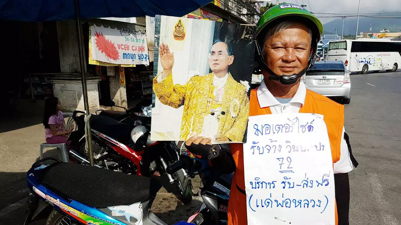 ลุงขี่วินจยย. รับ-ส่ง ผู้โดยสารฟรี ด่านแม่สาย ทำความดีถวายในหลวง ร.9 