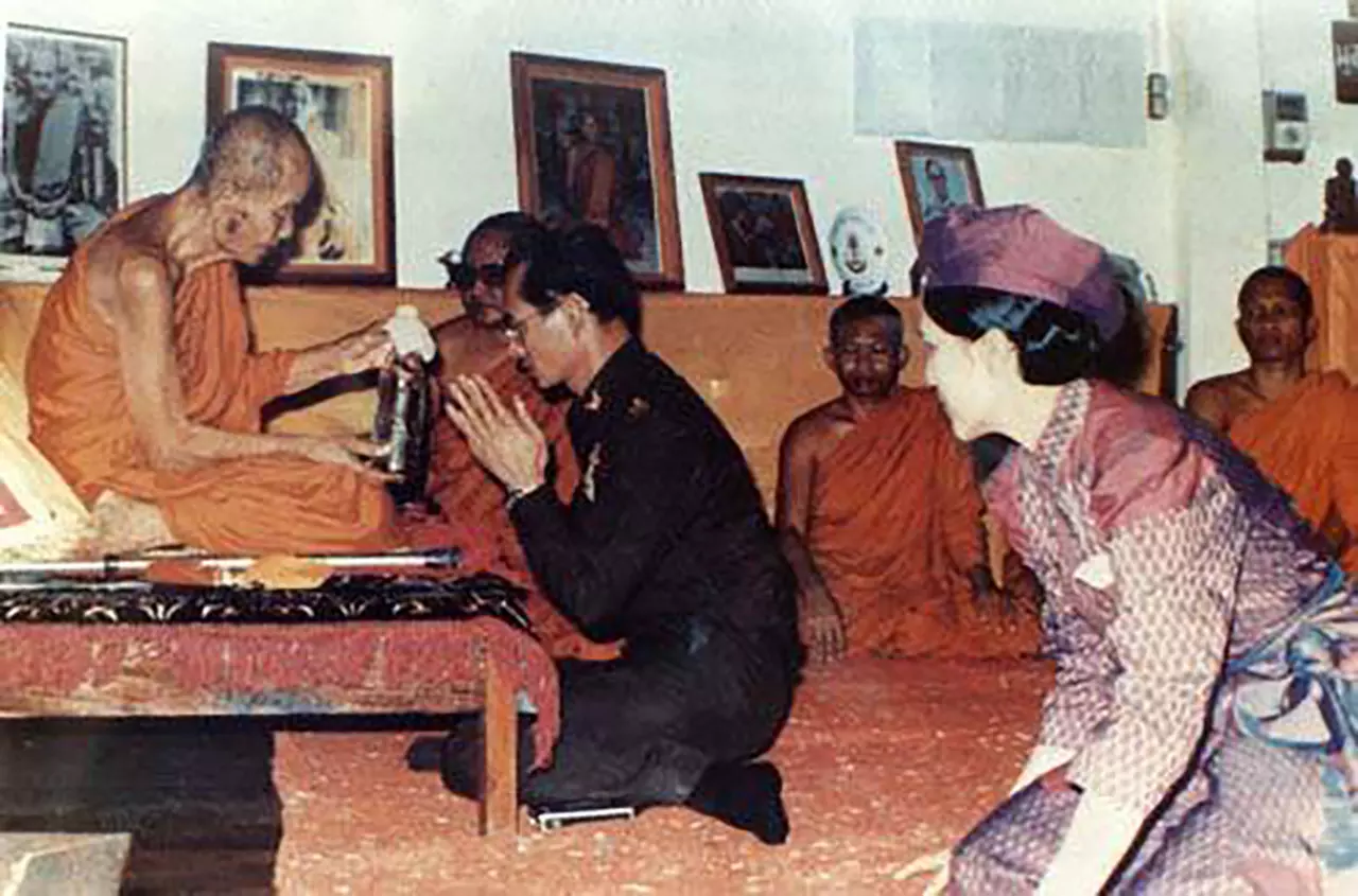 ในหลวง ร.9 กับพระอริยสงฆ์ ตอน 1 'นึกว่าจะใส่ชฎา' 2 หลวงปู่ผู้ไม่รู้จักพ่อหลวง