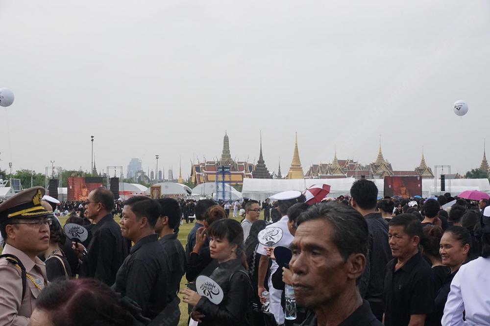สายๆ แดดเริ่มออก ยังคงต่อคิวยืนแถวกลางสนามหลวง