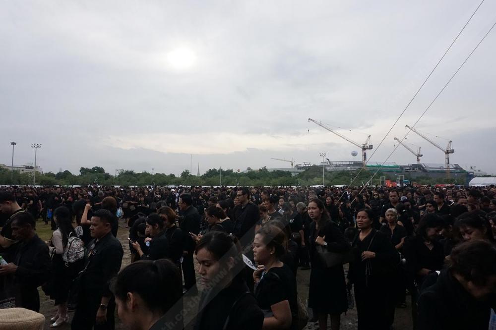 เพิ่งจะฟ้าสาง แต่คนไทยก็มาถึงสนามหลวงกันแล้ว