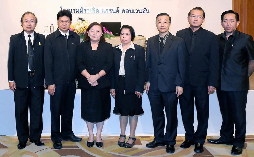 ประชุม ลักขณา บุญสนอง เปิดการประชุมเรื่อง การร่วมลงนามในสัญญาจ้างให้บริการทางการแพทย์ตาม พ.ร.บ.ประกันสังคม พ.ศ.2533 ระหว่างสถานพยาบาลเอกชนกับ สนง.ประกันสังคม โดยมี ภูมา ธรรมกุล และ นพ.ยงยุทธ คงธนารัตน์ มาร่วมประชุมด้วย ที่โรงแรมมิราเคิล วันก่อน.