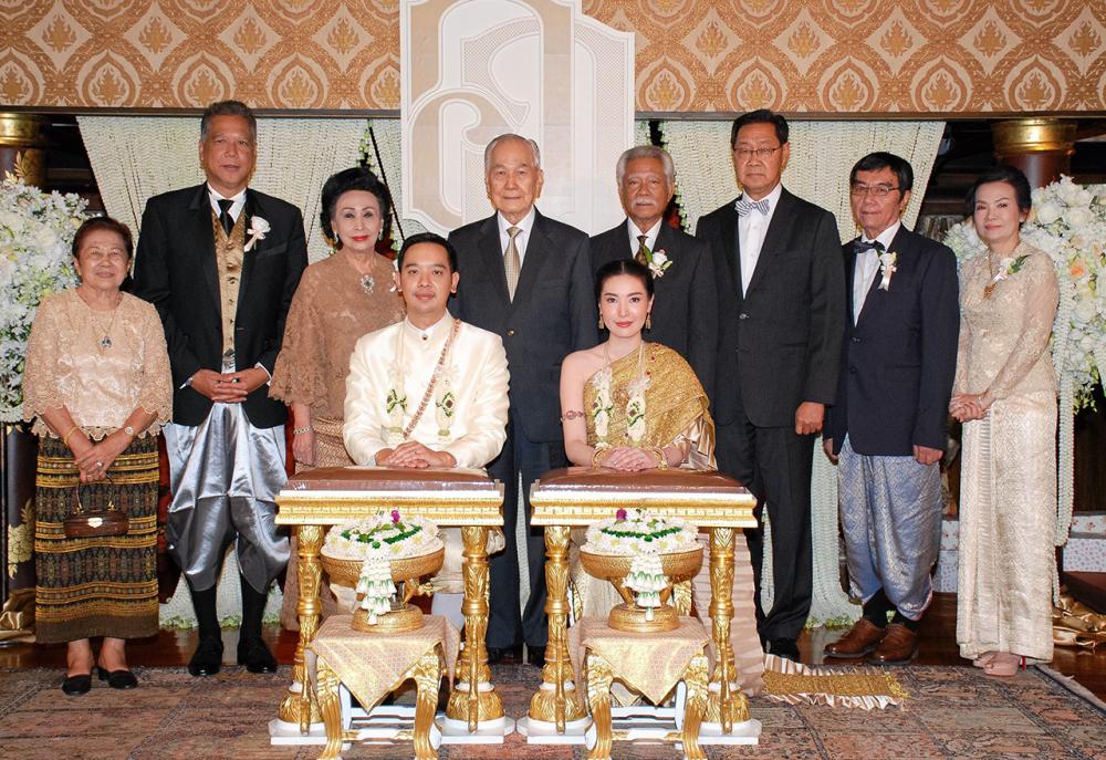 วันวิวาห์ เกษม–คุณหญิงจามรี สนิทวงศ์ ณ อยุธยา เป็นประธานในพิธีหลั่งน้ำพระพุทธมนต์มงคลสมรสระหว่าง อรณภัค บุตรี เจษฎา–จินดานันทน์ มานิตพิศาลกุล กับ อาษา บุตรดร.ชินเวศ สารสาส–เสาวณีย์ โอสถานุเคราะห์ ที่โรงแรมแมนดาริน โอเรียนเต็ล วันก่อน.