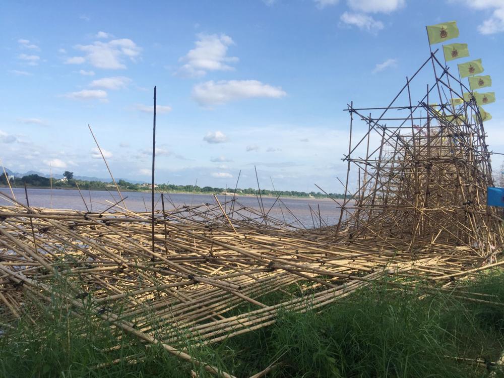 เรือไฟพังครืนลงมาอย่างน่าเสียดาย