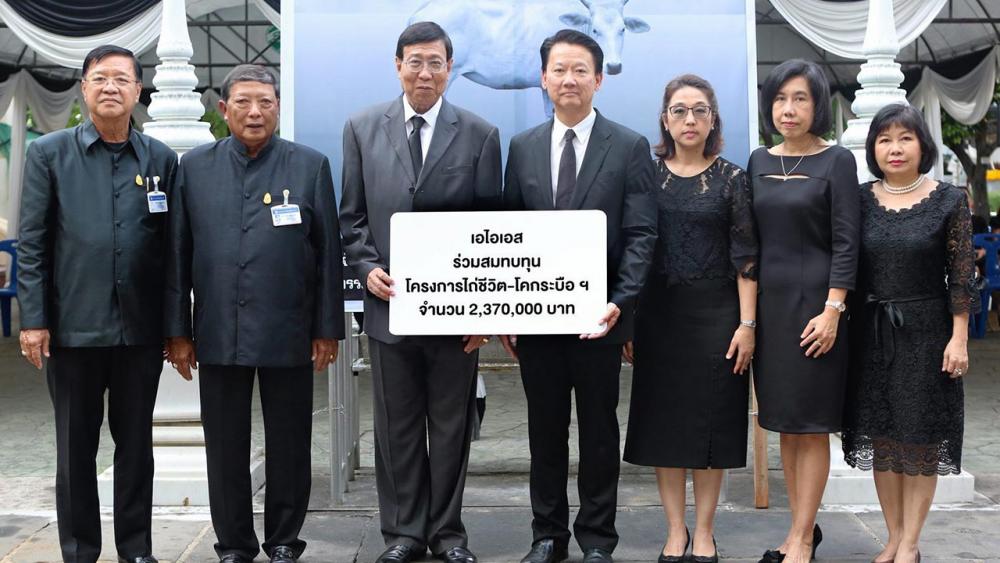 ช่วยชีวิต ศ.พรเพชร วิชิตชลชัย ประธาน สนช. และ วีรวัฒน์ เกียรติพงษ์ถาวร จากเอไอเอส เป็นเจ้าภาพในพิธี “ไถ่ชีวิต โค–กระบือ” จำนวน 79 ตัว รวมเป็นเงิน 2,370,000 บาท เพื่อถวายเป็นพระราชกุศลแด่ พระบาทสมเด็จพระปรมินทรมหาภูมิพลอดุลยเดช ที่วัดราชาธิวาสวิหาร วันก่อน.