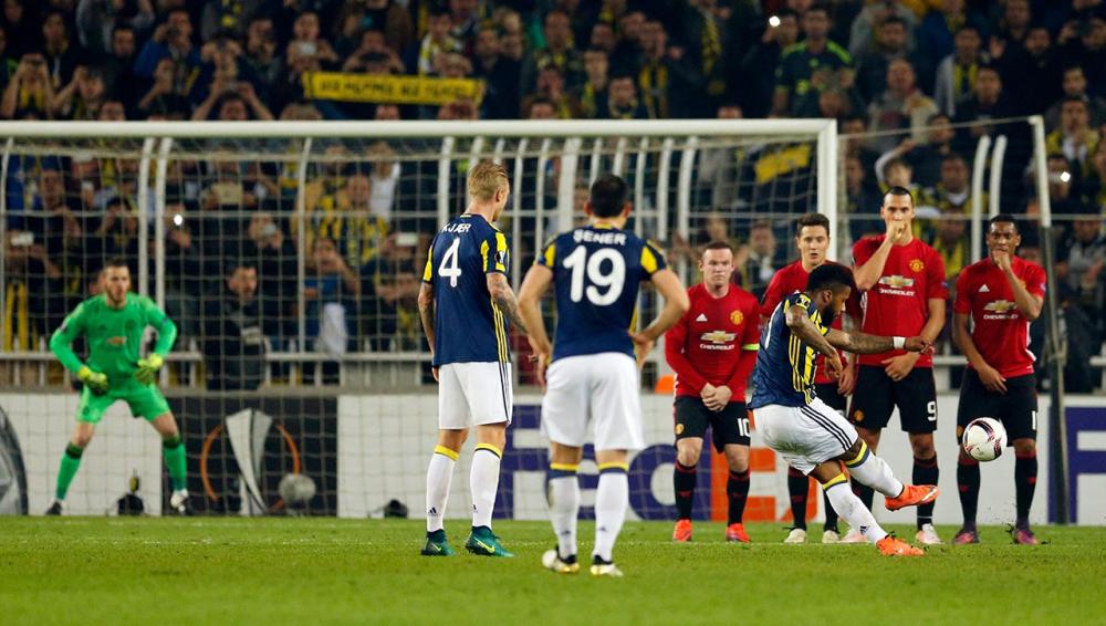 เยเรเมน เลนส์ ปั่นฟรีคิกพาเฟเนร์บาห์เช หนีเป็น 2-0