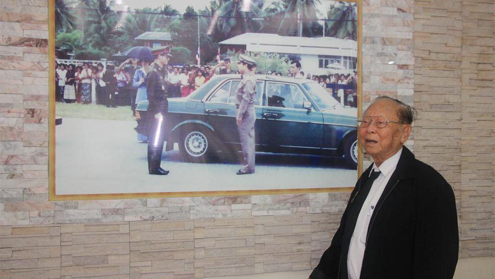 นายวรท ศรีไพโรจน์ อายุ 81 ปี ประธานสถาบันในเครือสุราษฎร์เทคโนโลยี อดีตอธิบดีอัยการภาค 8 นำชมภาพในครั้งนั้น ที่ตนเองยังจำไม่เคยลืมเลือน