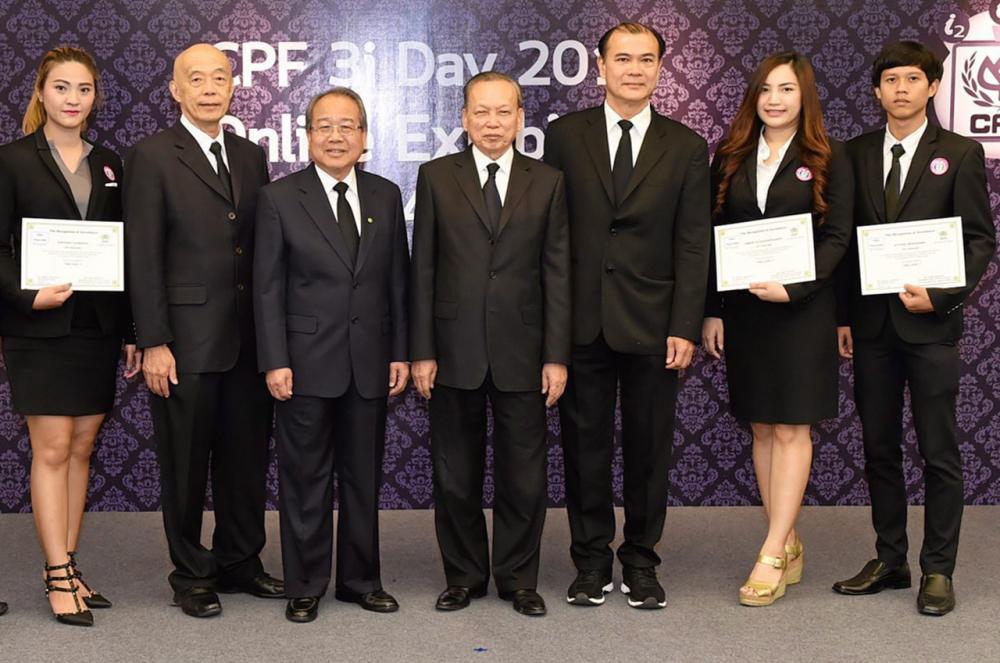 เรียนจบแล้ว พงษ์ วิเศษไพฑูรย์ และ วีรชัย รัตนบานชื่น เปิดงาน “CPF 3i Day 2016” พร้อมมอบวุฒิบัตร TRIZ Level 1 ให้แก่ นวัตกรที่จบหลักสูตรจำนวน 171 คน โดยมี สมควร ชูวรรธนะปกรณ์ และ วิโรจน์ คัมภีระ มาร่วมในพิธีด้วย ที่อาคารเอสเอสซี ตรอกจันทร์ วันก่อน.