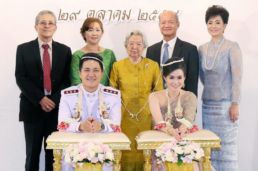รักมั่นคง ศรีสง่า พัวเวส เป็นประธานพิธีหมั้นและหลั่งน้ำพระพุทธมนต์มงคลสมรสระหว่าง พรรณอร บุตรี พล.ต.อ.วุฒิ–ปาจรีย์ พัวเวส กับ ร.ต.อ.คณิสร บุตร ชัยพร–อัญชสา มณีรัตน์ ท่ามกลางบรรยากาศของความปลื้มปีติ ที่ห้องวีนัส โรงแรมมิราเคิล แกรนด์ คอนเวนชั่น วันก่อน.