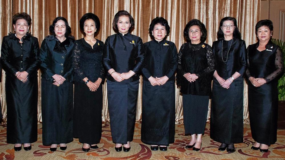 ความอาลัย คุณหญิงปัทมา ลีสวัสดิ์ตระกูล จัดพิธีลงนามแสดงความอาลัยแด่ พระบาทสมเด็จพระปรมินทรมหาภูมิพลอดุลยเดช โดยมี คุณหญิงอุไรวรรณ สวัสดิศานต์, คุณหญิงผะอบ ทิพย์ ศาตะมาน และ ดร.วีณา เชิดบุญชาติ มาร่วมในพิธีด้วย ที่ รร.อโนมาแกรนด์ วันก่อน.