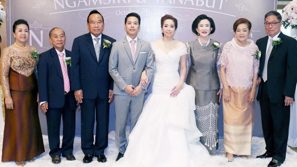 รักแท้ พล.อ.บุญเลิศ แก้วประสิทธิ์ เลขาธิการราชตฤณมัยสมาคม เป็นประธานในงานแต่งงานระหว่าง งามศิริ สุขวัลย์ บุตรี ธีรนันท์ ณ นคร–ศรีนวล มะลิทอง กับ ธนบัตร จันทร์เพ็ญ บุตร ชัยพร จันทร์เพ็ญ–เรจินา ขวัญยืน ที่ห้องจูปิเตอร์ โรงแรมมิราเคิล แกรนด์ คอนเวนชั่น วันก่อน.