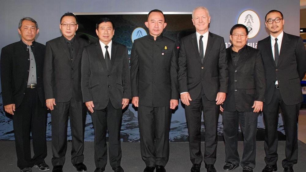 เชิญชม ม.ล.ปนัดดา ดิศกุล, อีโว ซีเบอร์ และ ชาติชาย พยุหนาวีชัย เปิดตัวภาพยนตร์สารคดีและนิทรรศการ “ตามรอยเสด็จฯ ประเทศสวิตเซอร์แลนด์” โดยมี ปรีชา ส่งกิตติสุนทร, บรม พิจารณ์จิตร และ ปกรณ์ พงศ์วราภา มาร่วมงานด้วย ที่เซ็นทรัล เอ็มบาสซี วันก่อน.