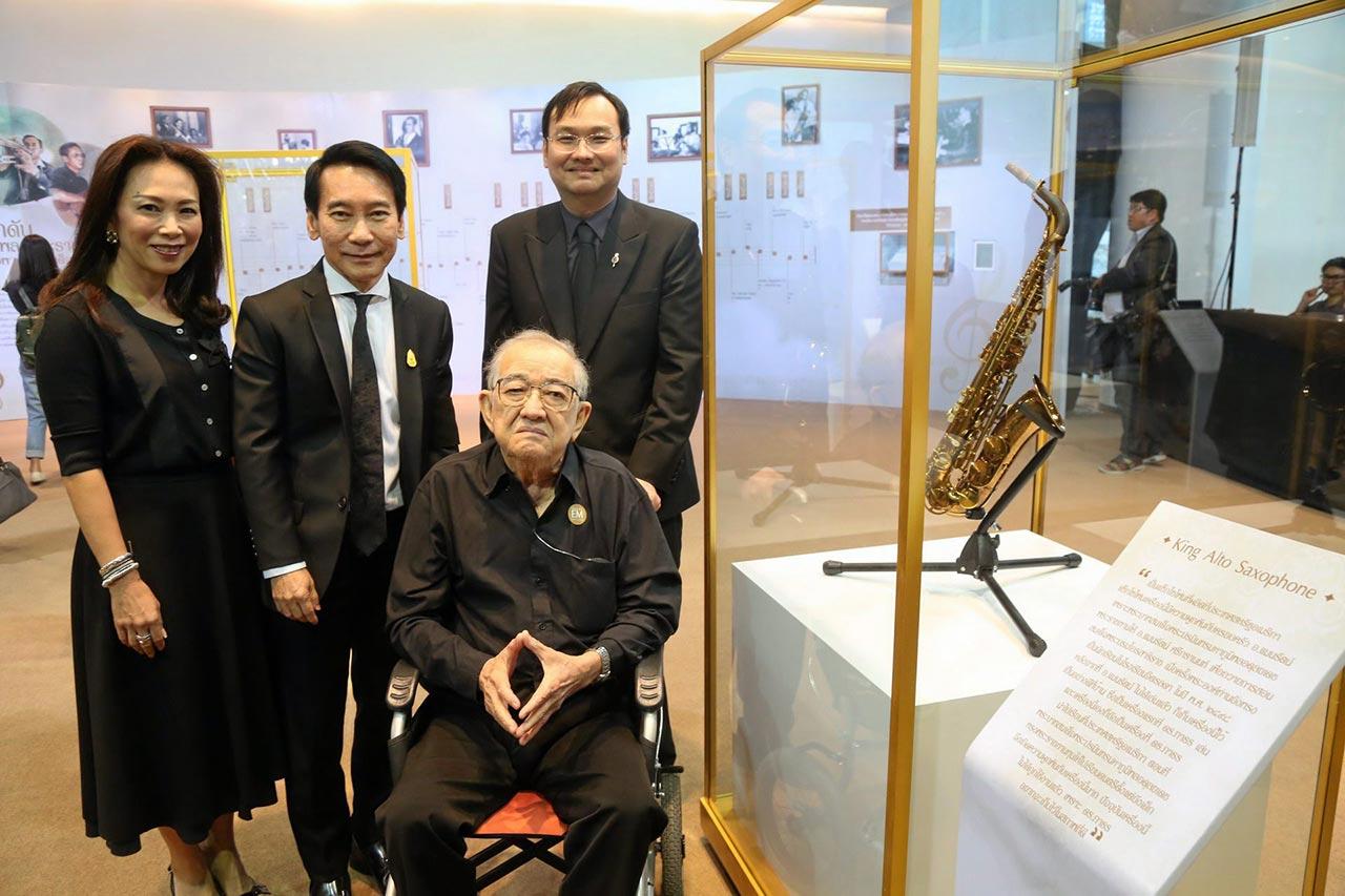 เกรียงศักดิ์ ตันติพิภพ ผู้บริหารดิ เอ็มโพเรียม กรุ๊ป ต้อนรับ รศ.ดร.ภาธร และ ศ.พิเศษ แมนรัตน์ ศรีกรานนท์ 2 พ่อลูกนักดนตรีวง อ.ส.วันศุกร์.