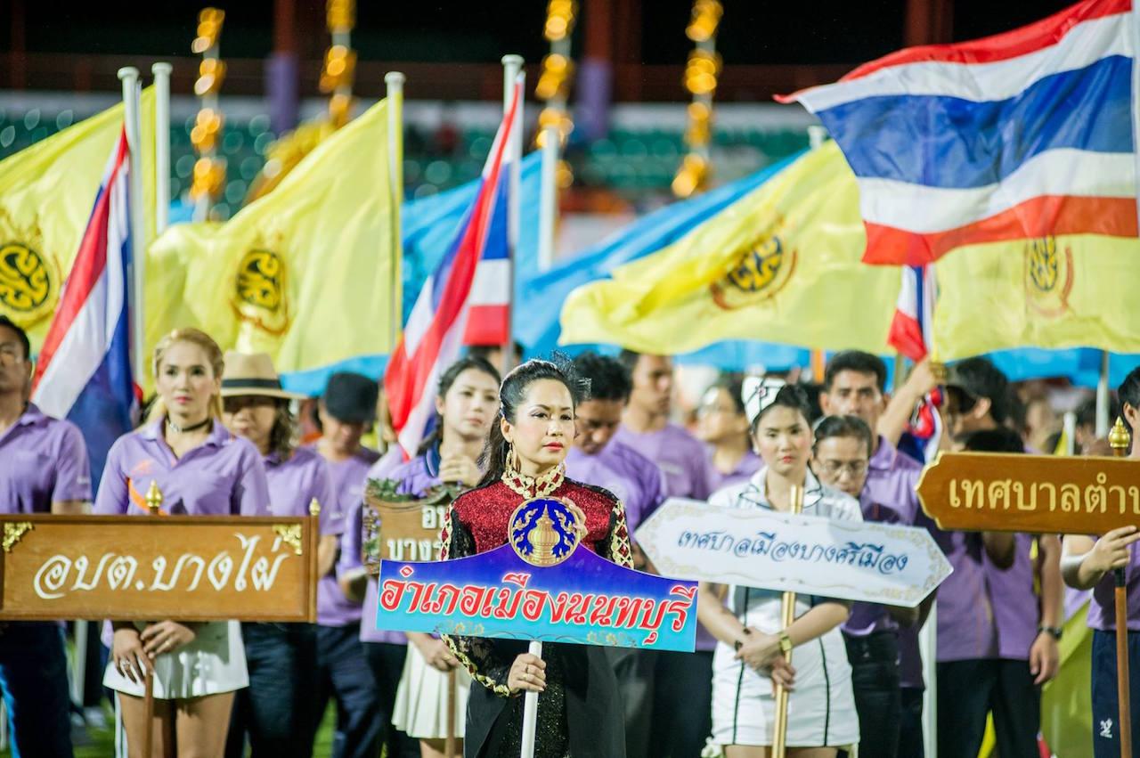 ขบวนพาเหรดและกองเชียร์ของชาวจังหวัดนนทบุรี ในพิธีเปิดอย่างยิ่งใหญ่ (ภาพจาก : แฟนเพจ มวก.นนทบุรี คัพ)