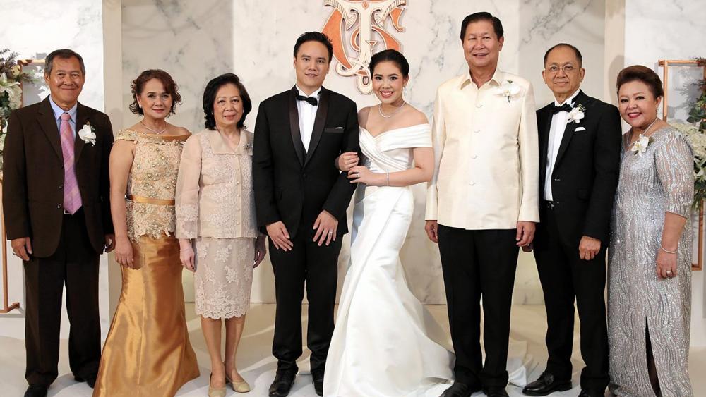 วันวิวาห์ ภูมินทร์ หะรินสุต รองประธานกรรมการหอการค้าไทย เป็นประธานในงานวิวาห์ระหว่างบุญมาพร บุตรี สมบูรณ์–ธิมาพร เวทย์วิไล กับ นพนันท์ บุตร สุนันท์–นพรพรรณ ศิริกุล โดยมี ปาลินี หะรินสุต มาร่วมอวยพรด้วย ที่โรงแรมแมนดาริน โอเรียนเต็ล วันก่อน.