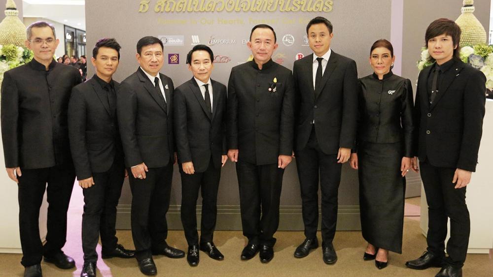 เชิญชม ม.ล.ปนัดดา ดิศกุล รมต.สำนักนายกรัฐมนตรี เปิดงาน “ธ สถิตในดวงใจไทยนิรันดร์” นิทรรศการผลงานศิลปกรรม โดยมี เกรียงศักดิ์ ตันติพิภพ, นิวัต มหาบุณย์, ชาติชาย พยุหนาวีชัย, ฐิติพร ธรรมาภิมุขกุล และ ศิริพร ใจสะอาด มาร่วมงานด้วย ที่ดิเอ็มโพเรียม วันก่อน.