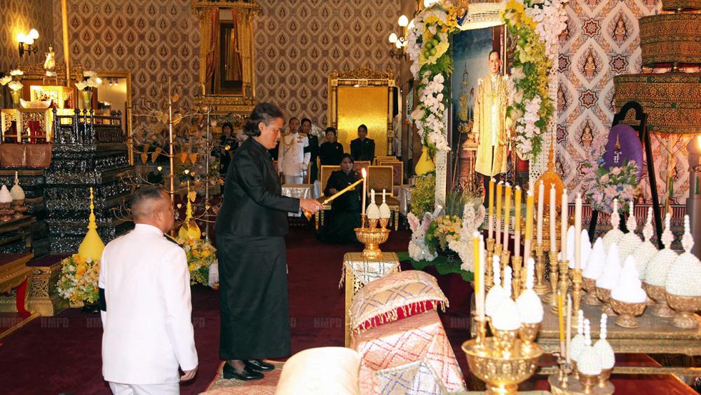สมเด็จพระเทพรัตนราชสุดาฯ สยามบรมราชกุมารี เสด็จฯพร้อมด้วย พระเจ้าหลานเธอ พระองค์เจ้าอทิตยาทรกิติคุณ คุณพลอยไพลิน เจนเซน ทรงบำเพ็ญพระราชกุศลถวายภัตตาหารเช้าแด่พระภิกษุสงฆ์ ในการพระพิธีธรรมสวดพระอภิธรรมพระบรมศพ พระบาทสมเด็จพระปรมินทรมหาภูมิพลอดุลยเดช ณ พระที่นั่งดุสิตมหาปราสาท เมื่อวันที่ 19 พฤศจิกายน.