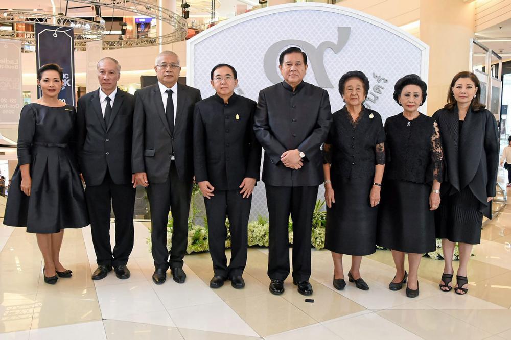 มีคุณค่า พล.อ.ธนะศักดิ์ ปฏิมาประกร รองนายกรัฐมนตรี เปิดนิทรรศการ “ทรงสถิตในดวงใจไทยนิรันดร์”ภาพเหตุการณ์ประวัติศาสตร์ พระบาทสมเด็จพระปรมินทรมหาภูมิพลอดุลยเดช โดยมี วีระ โรจน์พจนรัตน์ และ ชฎาทิพ จูตระกูล มาร่วมงานด้วย ที่สยามพารากอน วันก่อน.