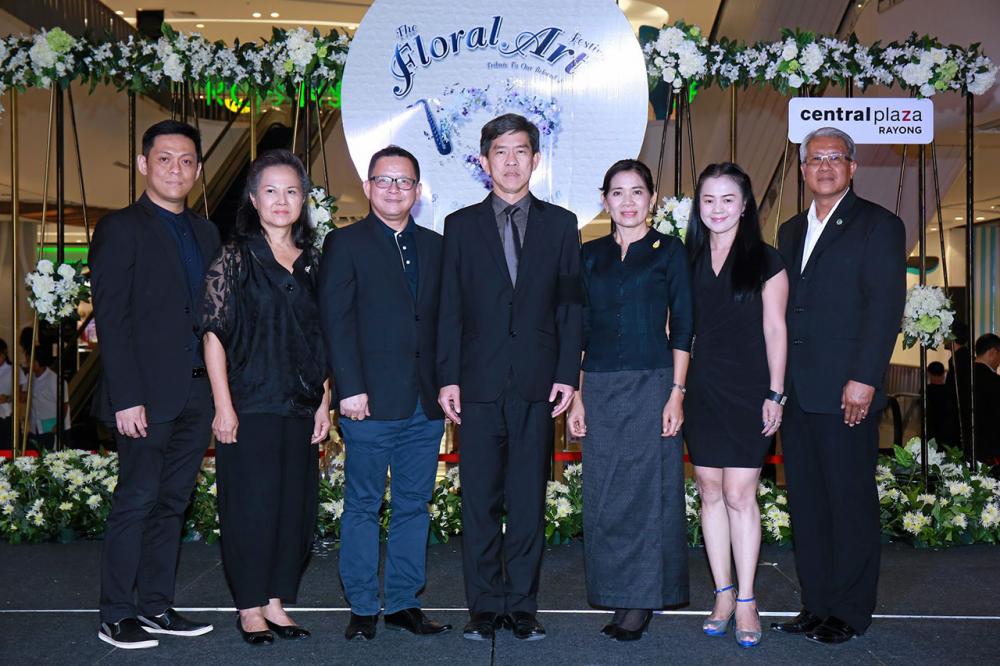เชิญชม สุรศักดิ์ เจริญศิริโชติ และ ธนภัทร วงษ์ประเสริฐ เปิดงาน The Floral Art Festival ดอกไม้กับบทเพลงของพ่อ พร้อมจัดการแสดงกล้วยไม้หวายพันธุ์พระราชทาน โดยมี วราภรณ์ เจริญศิริโชติ และ อนุชิดา ชินศิระประภา มาร่วมงานด้วย ที่เซ็นทรัลพลาซา ระยอง วันก่อน.