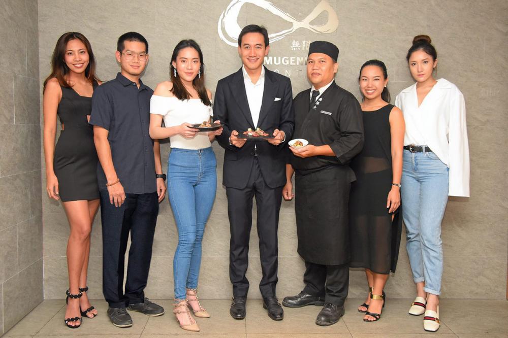 หม่ำเพลิน กมลสุทธิ์ ทัพพะรังสี จัดดินเนอร์แนะนำเมนูใหม่ของร้านอาหารญี่ปุ่น “มูเกนได ฮอนเต็น” ครีเอทเมนูพิเศษร่วมกับร้าน “เมซอง เดอ ลา ทรูฟ” จากฝรั่งเศส โดยมี ม.ร.ว.แม้นนฤมาส ยุคล และ ภัทรศยา ยงรัตนมงคล มาร่วมชิมด้วย ที่ร้านมูเกนได ฮอนเต็น ทองหล่อ 10 วันก่อน.