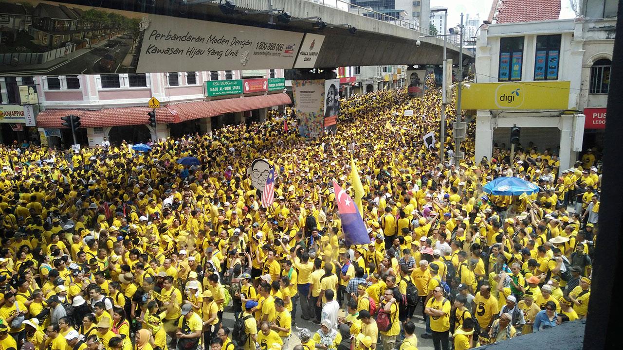 ‘เสื้อเหลือง’ ผู้ประท้วงชาวมาเลเซียประท้วงขับไล่ นายกฯนาจิบ ราซัค