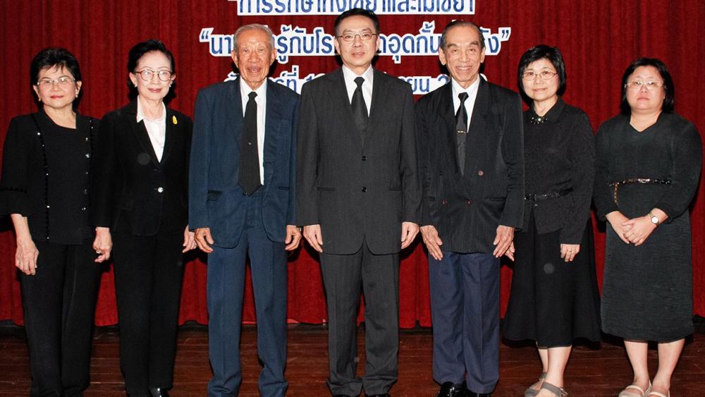 ป้องกันได้ ศ.นพ.สุชัย เจริญรัตนกุล อดีตรองนายกรัฐมนตรี เป็นประธานในพิธีเปิดงาน “วันรณรงค์ ถุงลมโป่งพองโลก” โดยมี ศ.นพ.ชัยเวช นุชประยูร, พญ.จุรี ปุณโณทก, ผศ.พญ.รพีพร โรจน์แสงเรือง และ นพ.บัณฑิต ชุณหสวัสดิกุล มาร่วมงานด้วย ที่สำนักงานมูลนิธิโรคหืด วันก่อน.
