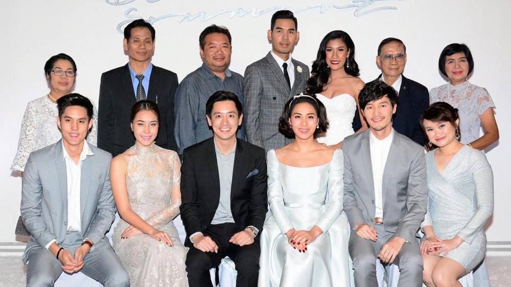 รักแท้ พีรพล เธียรเจริญ เป็นประธานในงานแต่งงานระหว่าง ดีรณี บุตรี พ.อ.กฤษฏ์-ระเบียบ เกศะรักษ์ กับ สมมาตร บุตร ปราโมทย์-สุวรรณี คำพล โดยมี คะนึงนิจ จักรสมิทธานนท์, ธนเวทย์ สิริวัฒน์ธนกุล และ อัครวินท์ อัคราวณิชย์ มาร่วมงานด้วย ที่หอประชุม กสท. วันก่อน.