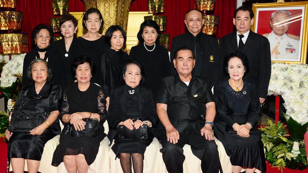 สู่สุคติ คุณหญิงประณีตศิลป์ วัชรพล, พล.ท.เจิมโชค ทุมมานนท์, พล.ต.ต.บุญชอบ พุ่มวิจิตร,รุ่งทิวา ทุมมานนท์, รศ.ฉวีวรรณ พัฒนจักร และ ทรงศีล-ภาวินี สุเสวี มาร่วมในพิธีพระพิธีธรรมสวดพระอภิธรรมศพ พล.อ.ท.สันทรรศน์ ทุมมานนท์ ที่วัดมกุฏกษัตริยาราม ค่ำวันก่อน.