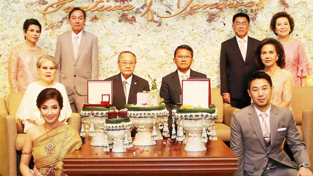คู่รักคู่เหมาะสม ดร.สุเมธ ตันติเวชกุล และ สมศักดิ์ เทพสุทิน เป็นประธานในพิธีหมั้นและมงคลสมรสระหว่าง พรรณทิวา บุตรี ชยันต์–ทิพย์ทิวา ชัยนะกุล กับ ธนวัช บุตร วิวัฒน์–บุญยิ่ง นิติกาญจนา โดยมี อนงค์วรรณ เทพสุทิน มาร่วมงานด้วย ที่ห้องบอลรูม โรงแรมสุโขทัย วันก่อน.