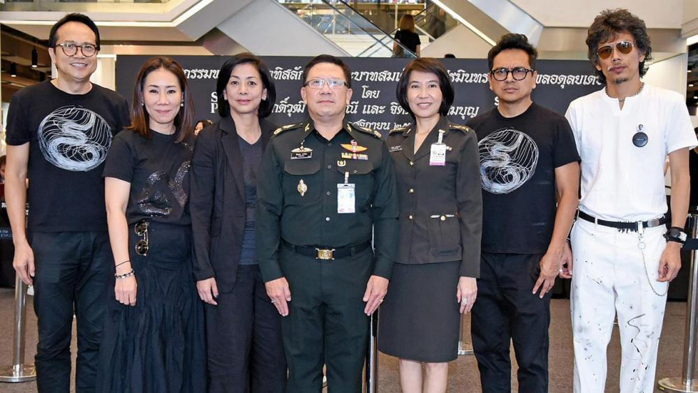 หาทุน มยุรี ชัยพรหมประสิทธิ์, ศักดิ์วุฒิ วิเศษมณี และ จิตต์สิงห์ สมบุญ จัดแสดงพระบรม สาทิสลักษณ์ พระบาทสมเด็จพระปรมินทรมหาภูมิพลอดุลยเดช เพื่อหารายได้สมทบทุนมูลนิธิ รพ.พระมงกุฎเกล้า โดยมี พล.ต.พีระพล ปกป้อง มาร่วมงานด้วย ที่สยามเซ็นเตอร์ วันก่อน.