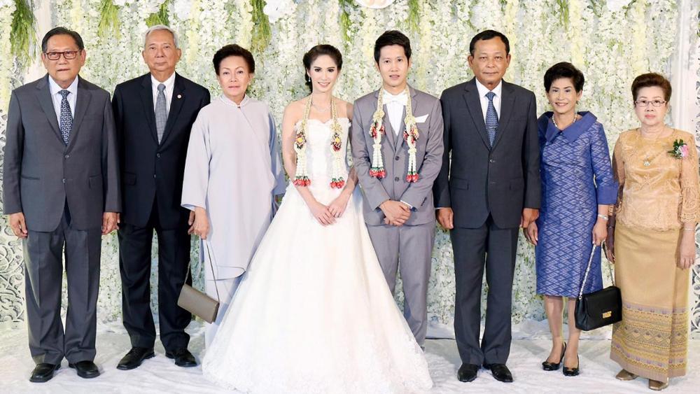 วันวิวาห์ พล.อ.ดาว์พงษ์ รัตนสุวรรณ และ อภัย จันทนจุลกะ เป็นประธานในงานวิวาห์ระหว่าง มนัส นันท์ บุตรี นิธิศ–มยุรี ศรีหมากสุก กับ วรพล บุตร ธวัชชัย–ดวงพร ฟักอังกูร ท่ามกลางความปลื้มปีติของผู้มาร่วมอวยพร ที่ห้องแกรนด์ บอลรูม โรงแรมมิราเคิล แกรนด์ คอนเวนชั่น วันก่อน.