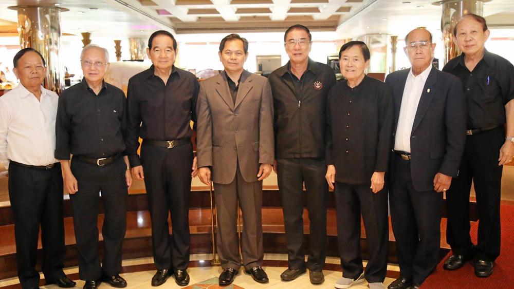 สังสรรค์ พล.อ.ชัยณรงค์ หนุนภักดี นัดเพื่อน วปรอ.344 มาร่วมงานเลี้ยงสังสรรค์ โดยมี พล.อ.มงคล อัมพรพิสิฏฐ์, พล.อ.วรพันธ์ วรศักดิ์โยธิน, ศ.นพ.ปริญญา สากิยลักษณ์, ประสิทธิ์ หิตะนันท์, มนู เลียวไพโรจน์ และ สุวัฒน์ จิราพันธุ์ มาร่วมงานด้วย ที่โรงแรมดิ เอมเมอรัลด์ วันก่อน.