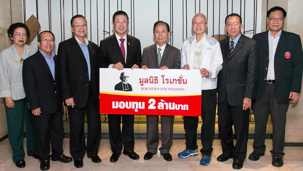 เพื่อการศึกษา สนั่น อังอุบลกุล และ ดร.สุวรรณ วลัยเสถียร มอบเงินจำนวน 2 ล้านบาท ให้แก่ ประสพ สนองชาติ รองประธานมูลนิธิโรเกชั่น เพื่อเป็นทุนการศึกษานักเรียนขาดแคลนทุนทรัพย์ โดยมี ดร.แสงชัย อภิชาติธนพัฒน์ มาร่วมงานด้วย ที่โรงแรมแกรนด์ ไฮแอท เอราวัณ วันก่อน.