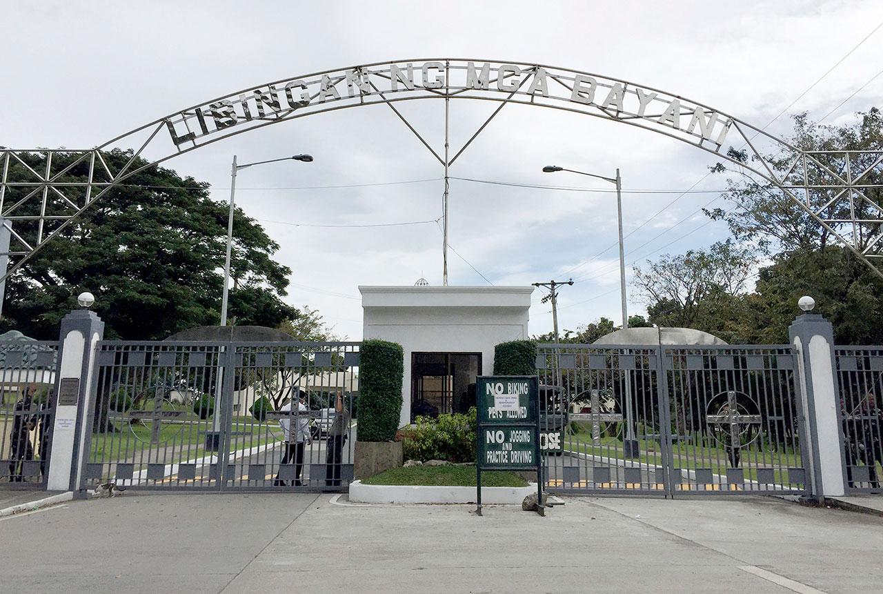 บริเวณด้านหน้าสุสานวีรชนแห่งชาติในกรุงมะนิลา