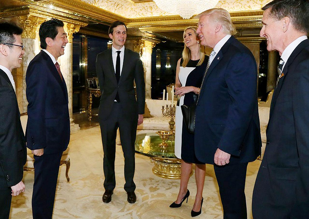 จาเร็ด คุชเนอร์ บุตรเขย และอิวานกา ทรัมป์ บุตรสาวของโดนัลด์ ทรัมป์ ร่วมต้อนรับผู้นำญี่ปุ่น