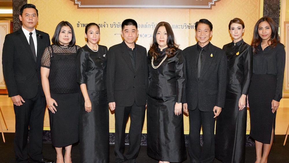 เชิญชม ชำนาญ เมธปรีชากุล จัดนิทรรศการ “ธ สถิตในหทัยราษฎร์” เพื่อน้อมรำลึกถึงพระมหากรุณาธิคุณ พระบาทสมเด็จพระปรมินทรมหาภูมิพลอดุลยเดช โดยมี ชินกร ไกรลาศ, ม.ร.ว.แม้นนฤมาส ยุคล และ ปัทมวดี เสนาณรงค์ มาร่วมงานด้วย ที่เดอะมอลล์ บางกะปิ วันก่อน.