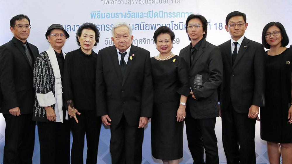 มอบรางวัล ม.ร.ว.เทพกมล เทวกุล องคมนตรี เปิดนิทรรศการพร้อมมอบรางวัลให้แก่ผู้ชนะการประกวด โครงการประกวดจิตรกรรมร่วมสมัยพานาโซนิค ครั้งที่ 18 โดยมี คุณหญิงขวัญตา เทวกุล ณ อยุธยา และ เมธ์วดี นวพันธ์ มาร่วมงานด้วย ที่พิพิธภัณฑสถานแห่งชาติ วันก่อน.