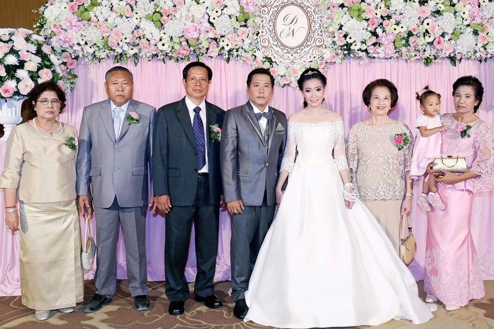 วันวิวาห์ พล.ท.พัชรพงษ์ แย้มเกตุ เป็นประธานในงานวิวาห์ระหว่าง ดาริน ศิริปิ่น บุตรี อัมพร พุยศิริ กับ ณรงค์ศักดิ์ บุตร กมล-ปราณี แต่งตั้ง ท่ามกลางบรรยากาศความปลื้มปีติของผู้มาร่วมอวยพร ที่ห้องแกรนด์ บอลรูม โรงแรมมิราเคิล แกรนด์ คอนเวนชั่น ค่ำวันก่อน.