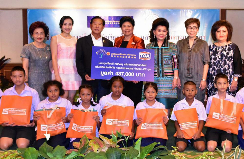 ให้ทุน ประจักษ์–ละออ ตั้งคารวคุณ มอบทุนการศึกษาให้แก่นักเรียนผลการเรียนดีแต่ขาดแคลนทุนทรัพย์ ในสังกัดกรุงเทพมหานคร จำนวน 437 ทุน รวมทั้งสิ้น 437,000 บาท โดยมี ผุสดี ตามไท และ ร.ท.พญ.ปิยะชนก ตั้งคารวคุณ มาร่วมงานด้วย ที่ศาลาว่าการกรุงเทพมหานคร วันก่อน.