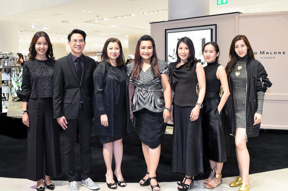 น่าซื้อน่าใช้ อัมพรพิมพ์ วัชราภัย และ ชฎาทิพ จูตระกูล เปิด “Jo Malone London Pop-up Boutique” พร้อมแนะนำ “Christmas Collection” โดยมี สุภาพร ธเนศสุนทร, ชาญชัย เชิดชูวงศ์ธนากร และ พิมพ์เลิศ ใบหยก มาร่วมงานด้วย ที่สยามดิสคัฟเวอรี่ วันก่อน.