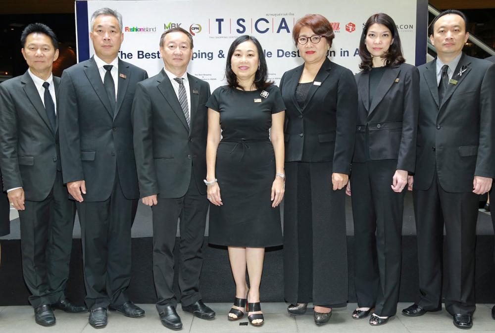 โปรดทราบ วัลยา จิราธิวัฒน์ แถลงข่าวทิศทางดำเนินงานของศูนย์การค้าไทยเพื่อเป็นเดสติเนชั่นด้านช็อปปิ้งอันดับหนึ่งในภูมิภาค โดยมี จิตตินันท์ หวั่งหลี, สมพล ตรีภพนารถ, กวีพันธ์ เอี่ยมสกุลรัตน์, จรัญ ผู้พัฒน์ และ นราทิพย์ รัตตประดิษฐ์ มาร่วมงานด้วย ที่เซ็นทรัลเวิลด์ วันก่อน.