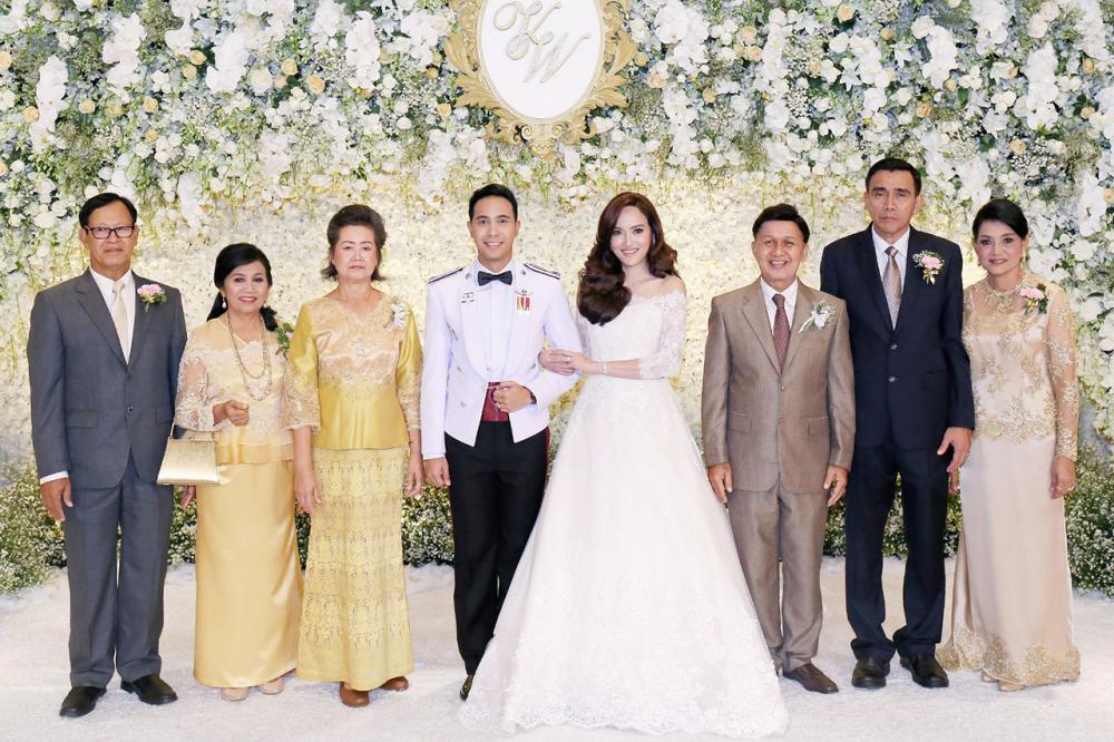 รักแท้ มานิต วัฒนเสน อดีตปลัดกระทรวงมหาดไทย เป็นประธานในงานวิวาห์ระหว่าง วริษฐา บุตรี ทิวา–เสาวภา วัชรกาฬ กับ พ.ต.ต.วรวิทย์ บุตร ร.อ.วิชัย–วารี จงกสิกรรม ท่ามกลางความปลื้มปีติของบรรดาผู้มาร่วมอวยพร ที่ห้องแกรนด์ เอบี โรงแรมมิราเคิล แกรนด์ คอนเวนชั่น วันก่อน.