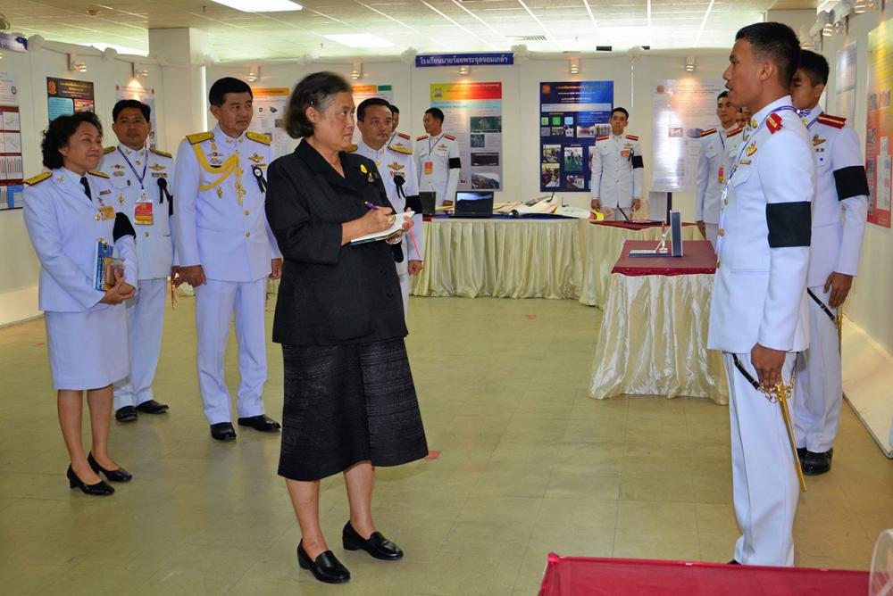 สมเด็จพระเทพรัตนราชสุดาฯ สยามบรมราชกุมารี เสด็จพระราชดำเนินไปทรง เปิดศูนย์กรรมวิธีข้อมูลกองเทคโนโลยีสารสนเทศ และ เปิดงานวันนิทรรศการวิชาการโรงเรียนนายร้อยพระจุลจอมเกล้า ณ หอสมุดโรงเรียนนายร้อยพระจุลจอมเกล้า เมื่อวันที่ 11 พฤศจิกายน.