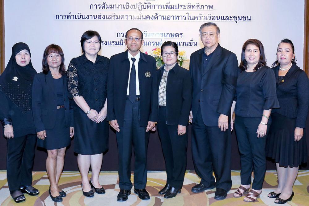 สัมมนา สุดสาคร ภัทรกุลนิษฐ์ รองอธิบดีกรมส่งเสริมการเกษตร เป็นประธานเปิดสัมมนาการเพิ่มประสิทธิภาพการดำเนินงานส่งเสริมความมั่นคงด้านอาหารในครัวเรือนและชุมชน โดยมี ยุคล ลิ้มแหลมทอง, มณเฑียร ที่รัก และ ภาณี บุณยเกื้อกูล มาร่วมงานด้วย ที่ รร.มิราเคิล แกรนด์ วันก่อน.